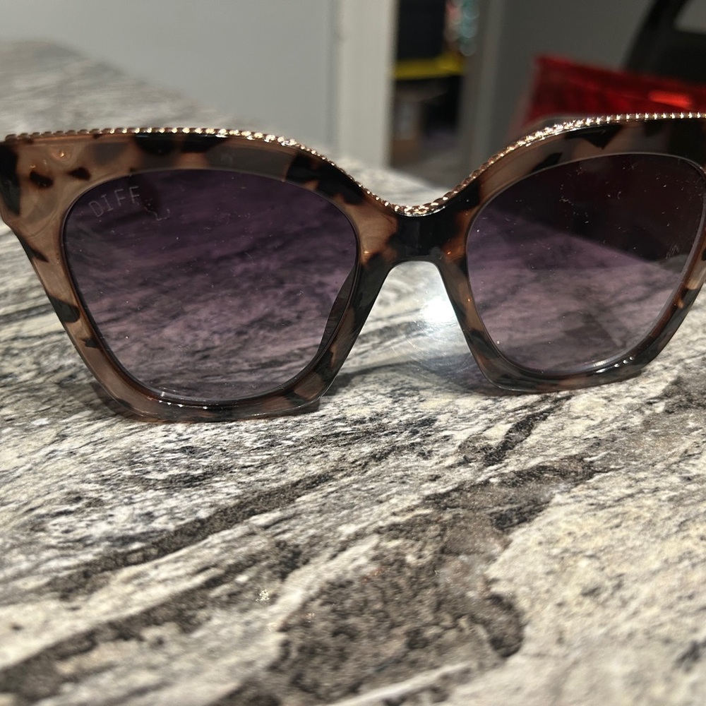 Diff Eyewear Brown and Black Sunglasses with Tortoiseshell Design - Picture 14 of 15